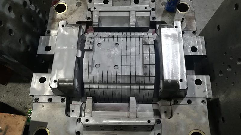 注塑模具材质选择：关键因素与误区解析**