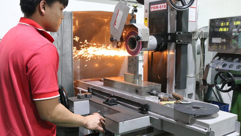 模具设计与制造：本质差异与关键要点**